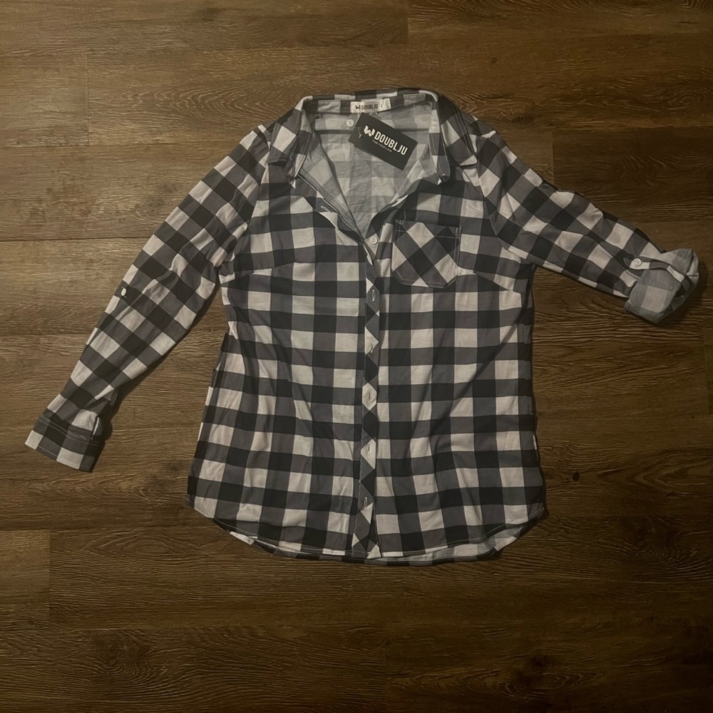Black & white checkered button up top size Large (fits like a Medium)